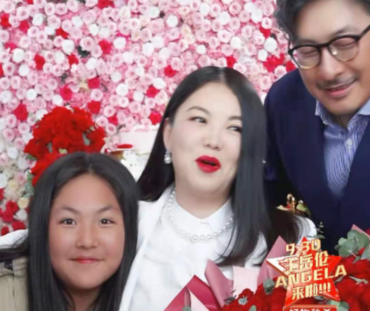 11岁王诗龄近照太美！挑染灰发气质成熟，戴定制款手链豪宅内玩狗