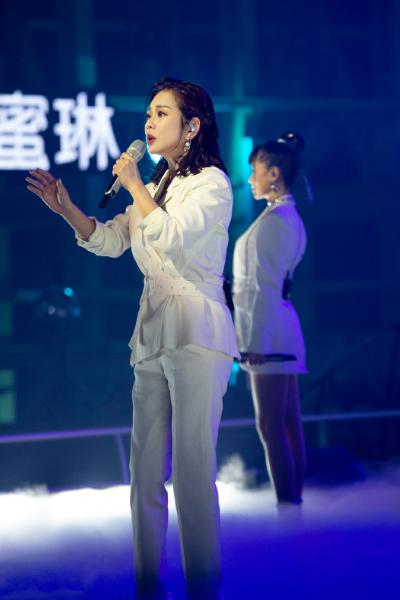 《乘风破浪》公演引争议，宁静撂“狠话”获赞，艾瑞巴蒂遭群嘲