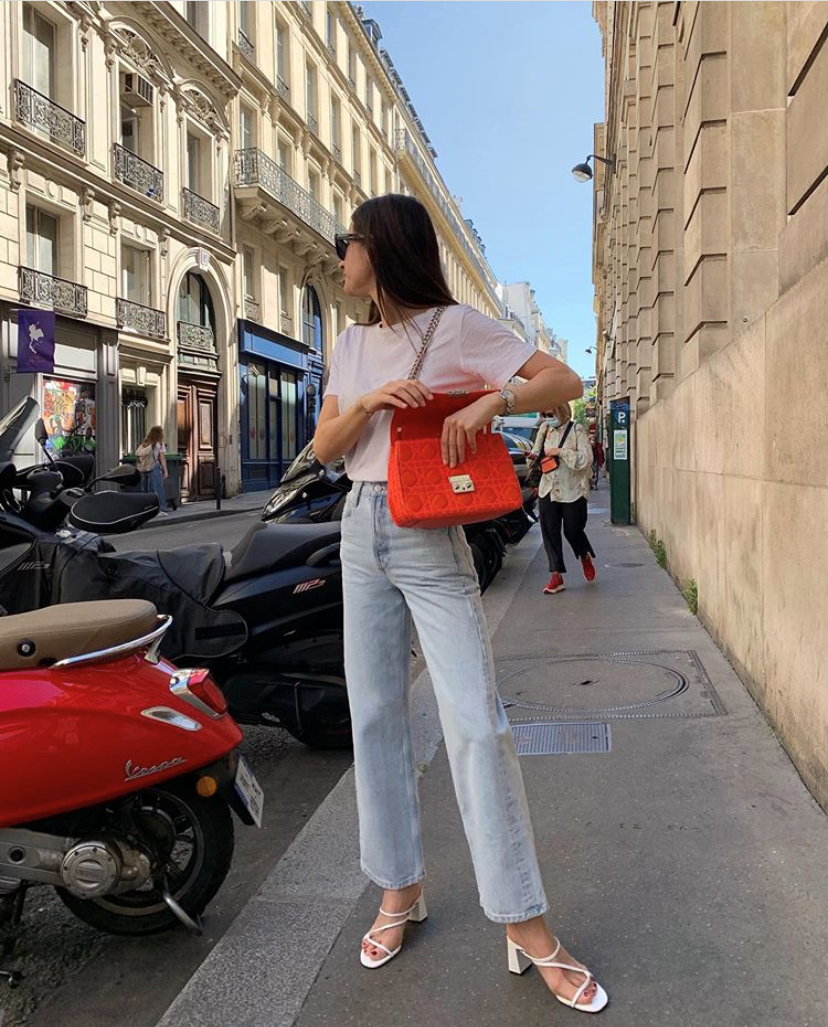 跟法国女人学穿牛仔裤，掌握4个搭配法则，普通单品也能成时尚款