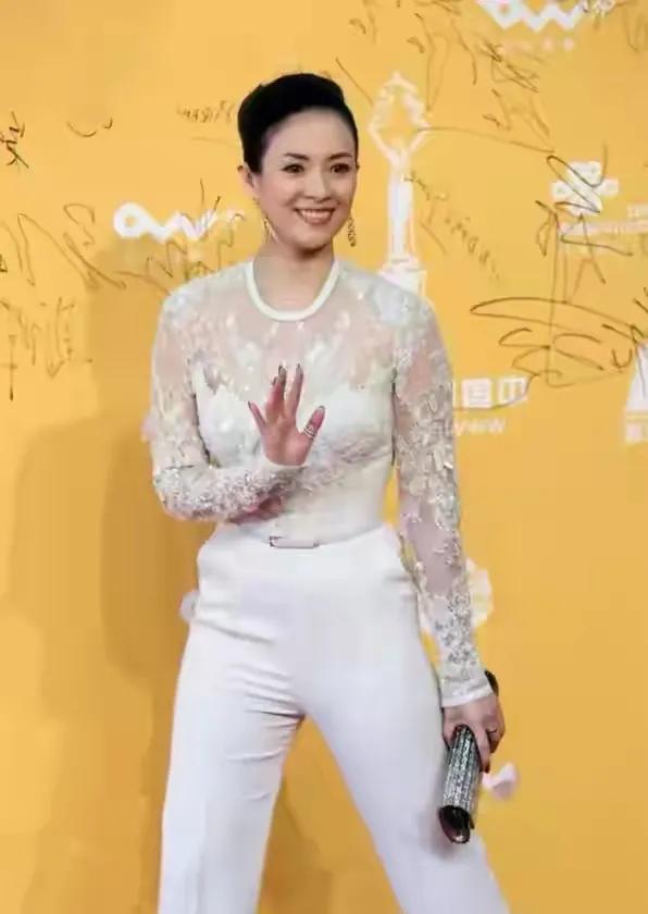 汪峰的小娇妻穿蕾丝裙就是好看