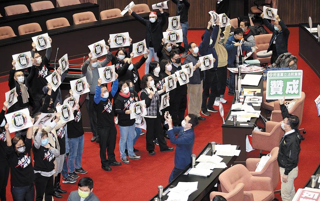 萊豬強行通過後，民進黨與國民黨兩黨聲量差距曝光