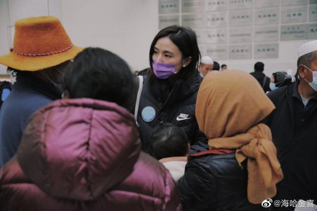 李亚鹏带新女友应酬，席间敬酒合影，这都是以