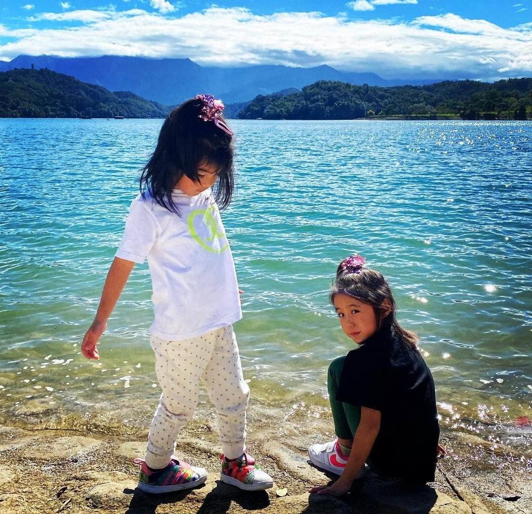 贾静雯晒一家五口游日月潭，与修杰楷恩爱同框，咘咘表情搞怪抢镜