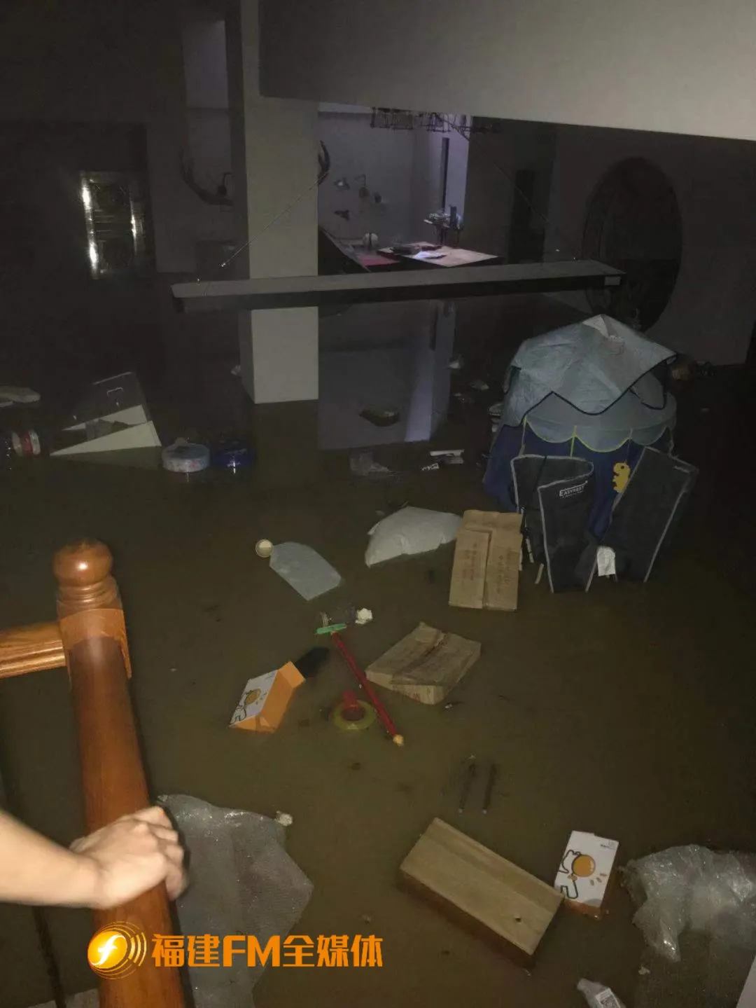 楼顶渗水!车库变成“水库”!福州一小区被曝光!业主损失惨重