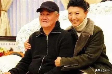 于月仙去世后，闫学晶发布带货视频遭谩骂，粉丝呼吁理性看待
