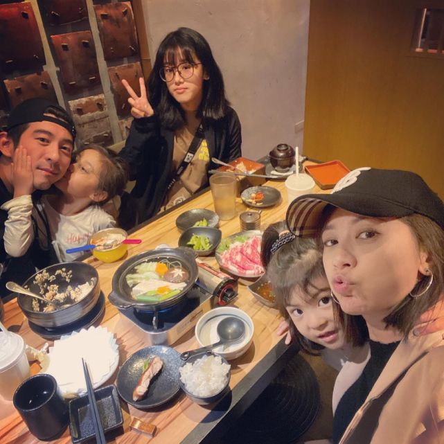 賈靜雯為修傑楷慶生，自曝暫時不能喝酒被猜懷四胎，近照腹部微凸