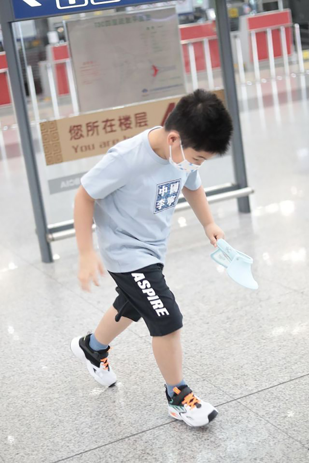 沙溢胡可一家四口出行，安吉小鱼儿长高不少，变圆润越来越像爸爸