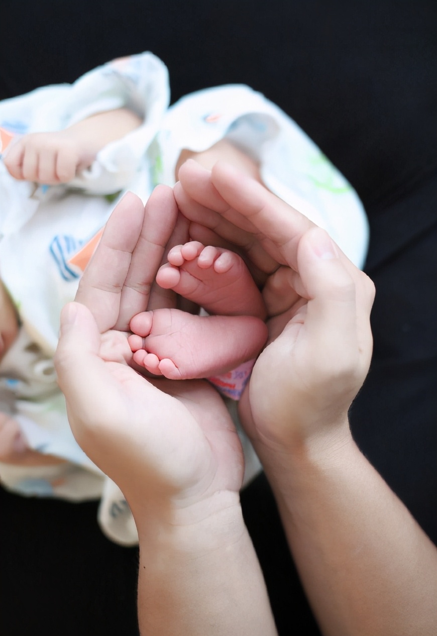 郑恺夫妇合体为女儿庆百天，给娃拍照画面温馨