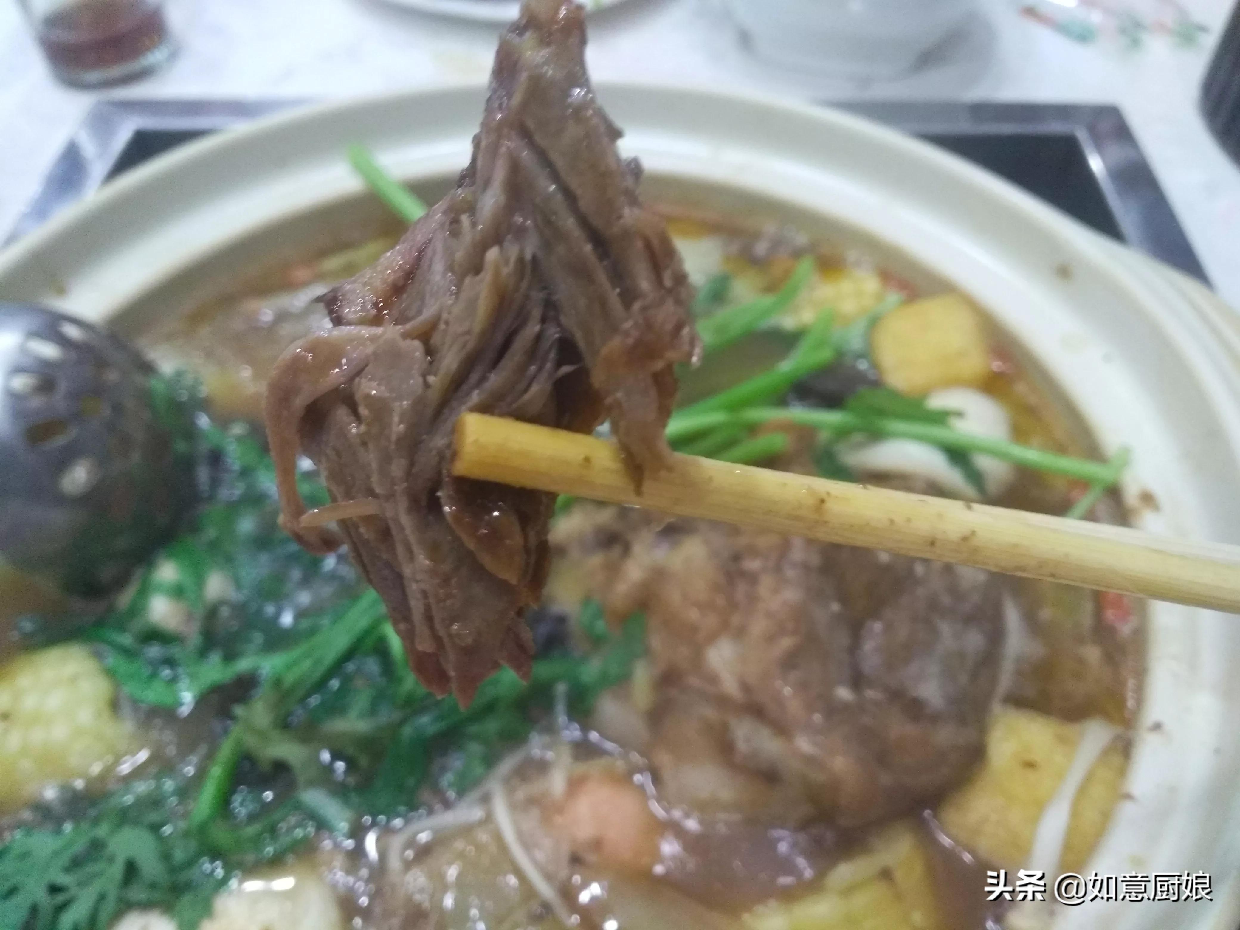 When the cold wind blows, eat Galaha bone hot pot, stew the bones in a