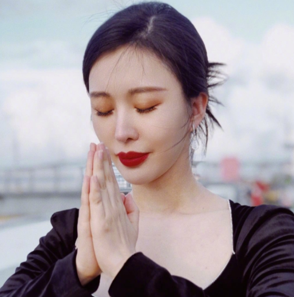 70岁王石身材消瘦撑不起衬衣！携田朴珺与友聚餐，娇妻保养似少女