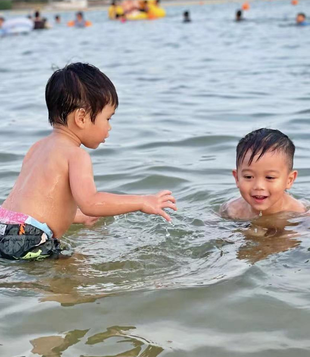 胡杏儿老公晒儿子游泳照，告别暑假带娃生活，奕霆奕霖颜值差异大