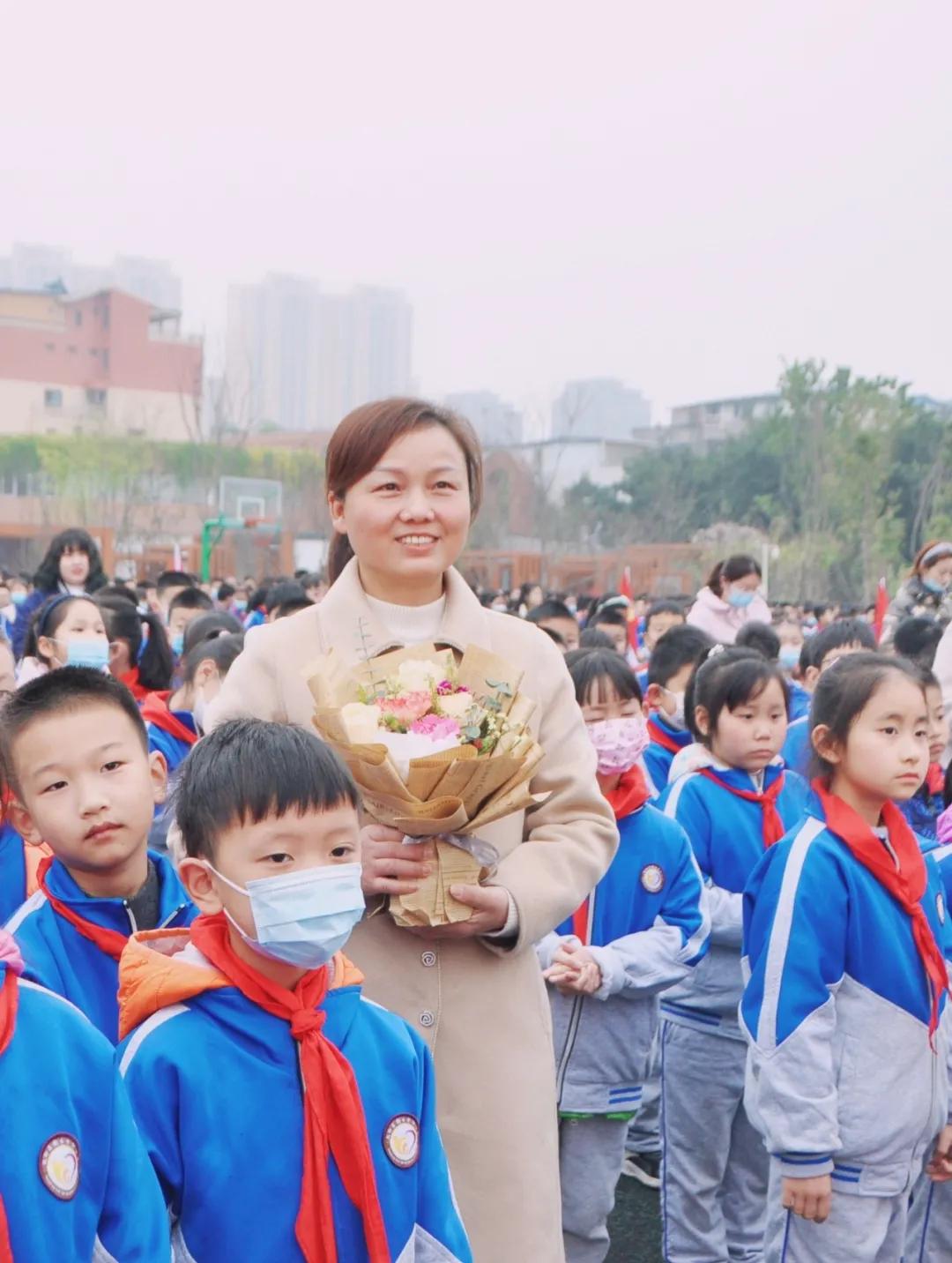 春风十里 不如有您——记成都高新区中和小学主题升旗仪式
