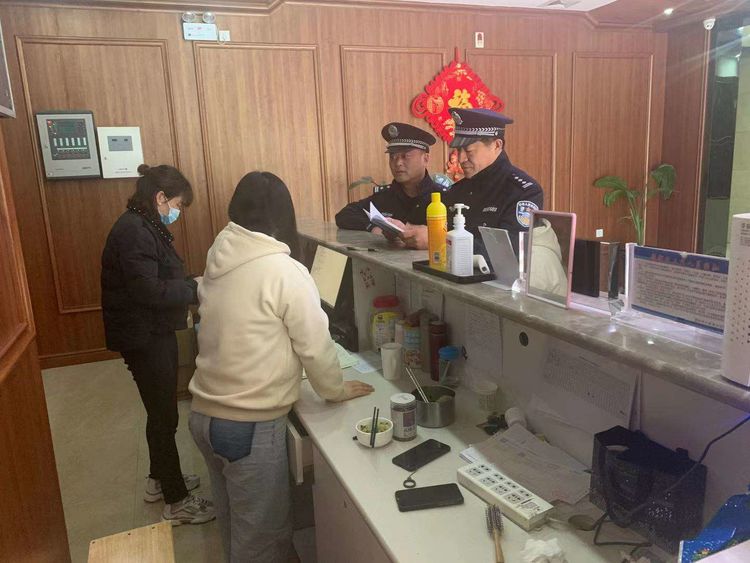 西安公安阎良分局凌云路派出所民警深入辖区企业单位宣传出入境法律法规