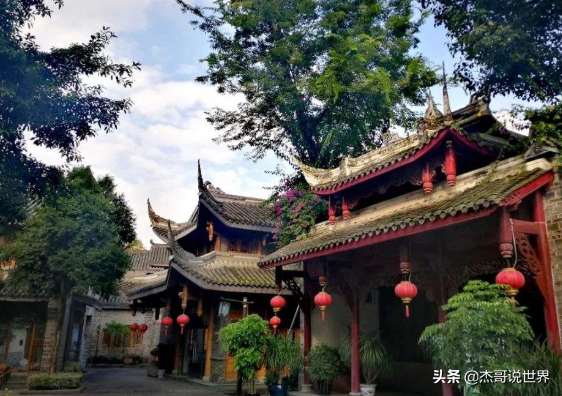 Want to live full of fun, don’t you have to travel to the ancient town and see the picturesque scenery?