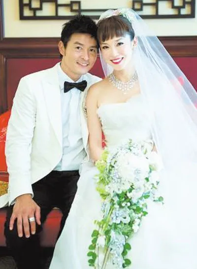 秘密戀愛12年，官宣結(jié)婚后羨煞網(wǎng)友，這對(duì)新加坡明星夫婦太甜了