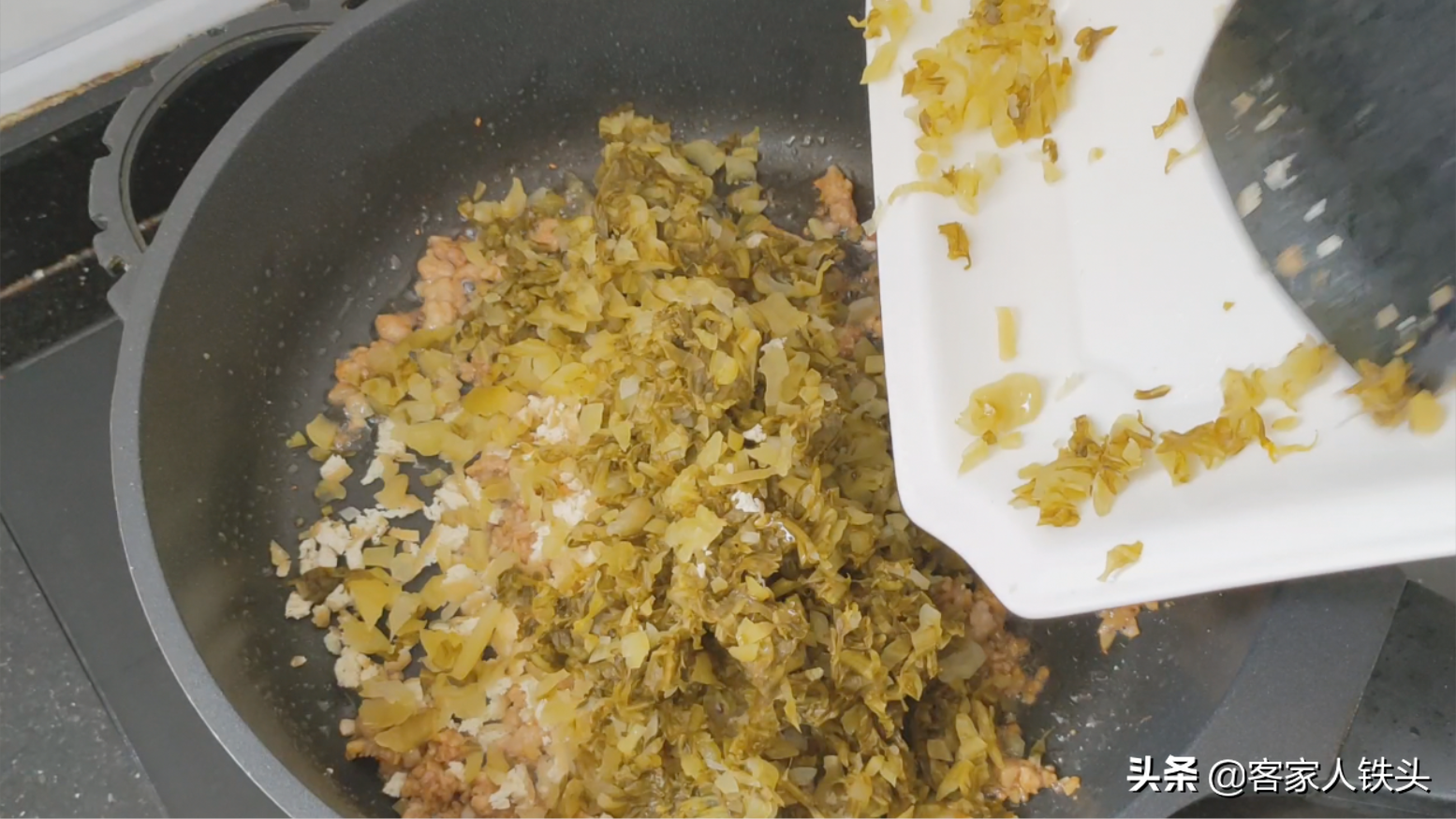 逢年过节，油豆腐不炖肉了，教你一个新鲜吃法，好吃解馋待客不错