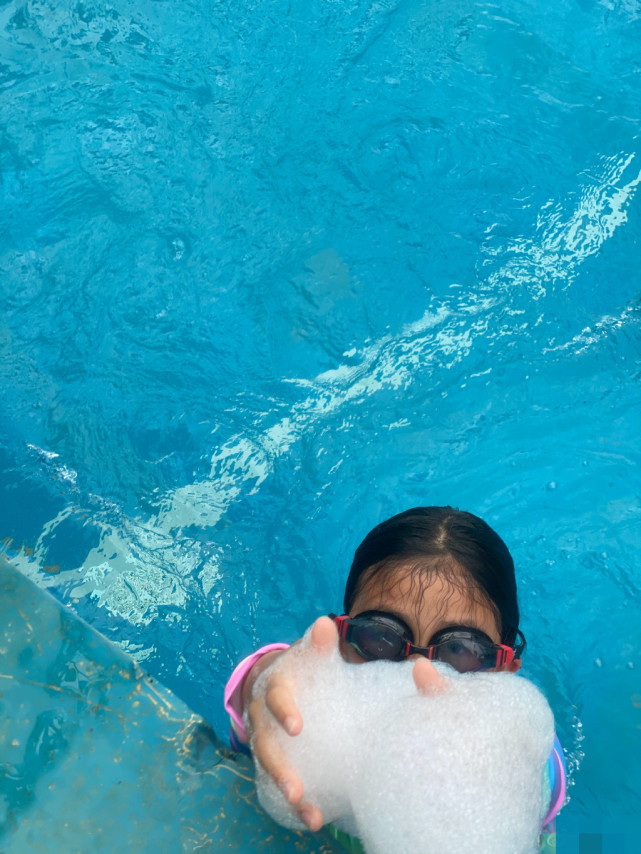 蔡少芬全家幸福出游，俩女儿骑马游泳玩嗨，儿子虎头虎脑超壮实