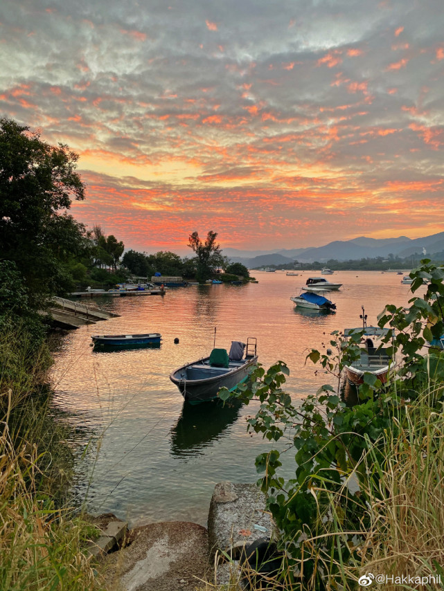 李乘德晒和儿子的日常，父子俩有爱相伴，一起散步看夕阳超惬意
