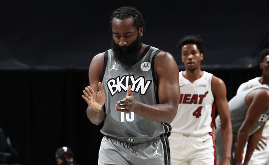 球衣|欧文成功将球衣送给阿德巴约!保安这次没能阻止 偷偷藏衣服的举动太可爱了