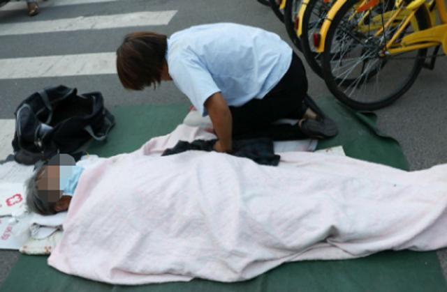 保姆闷死老人后续：女儿下跪道歉，丈夫曝其杀人动机：又有活了