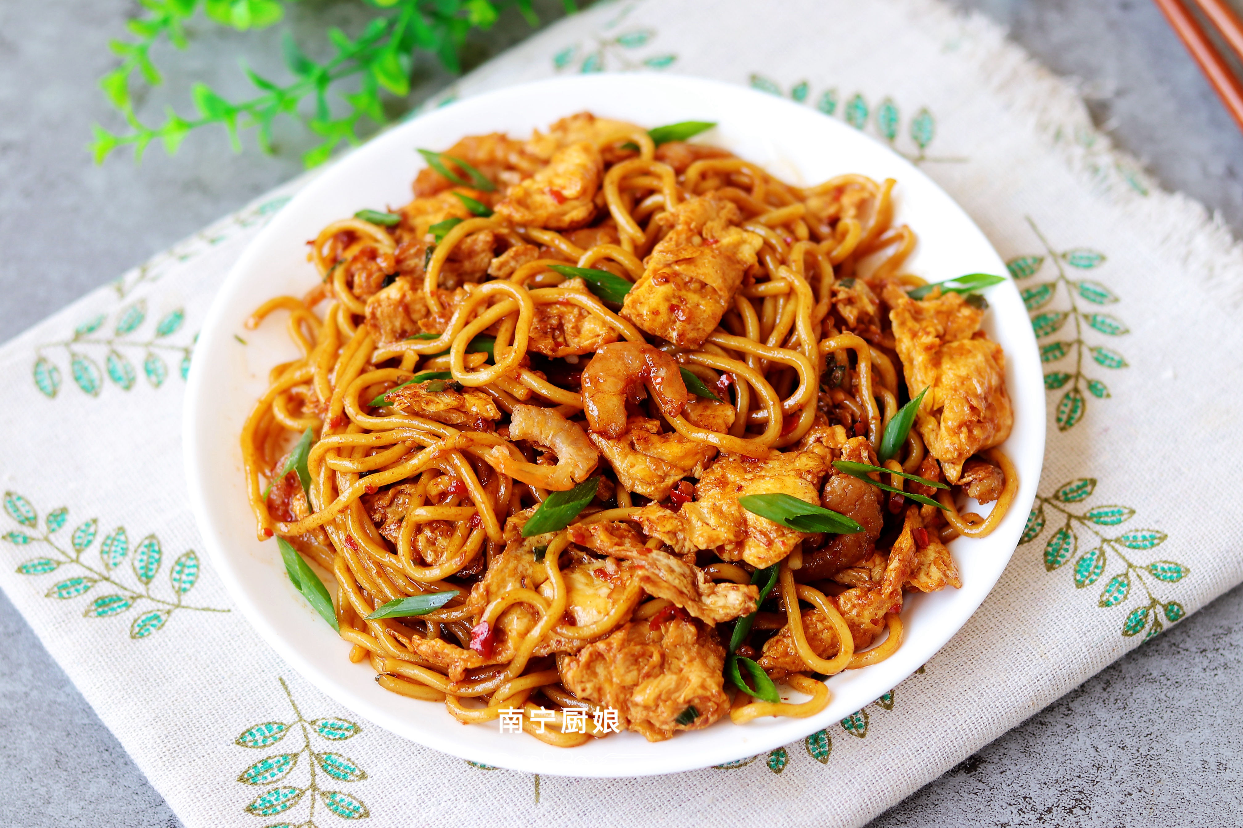 做炒麵很多人第一步就做錯了，難怪不好吃，酒店大廚教你正確做法