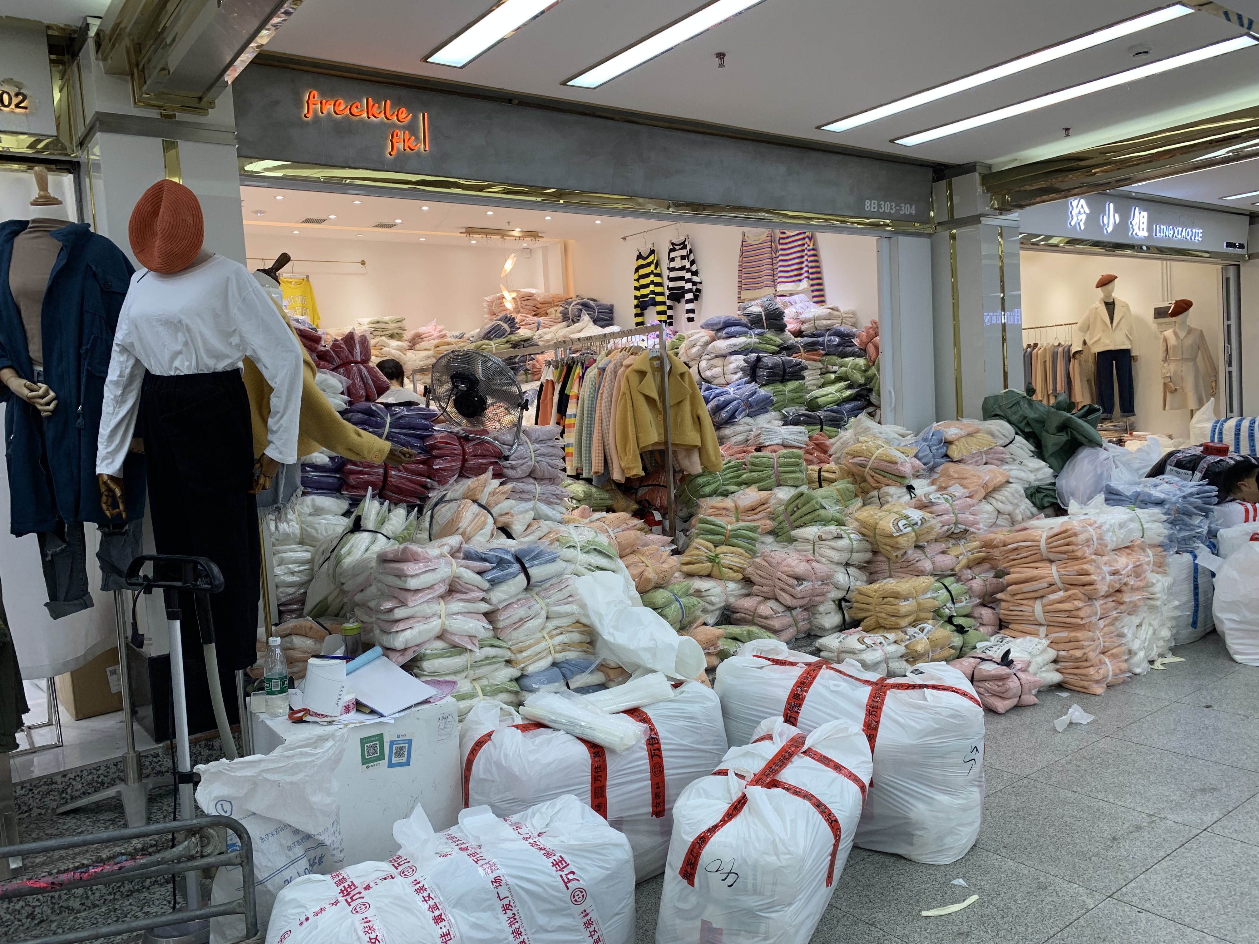 浙江服装批发市场很多,最大的在杭州,其他城市也有浙江的温州商贸城