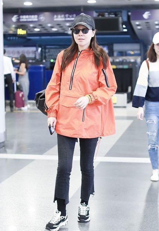 闫妮气场开挂，穿橘色上衣配黑色牛仔裤简约利