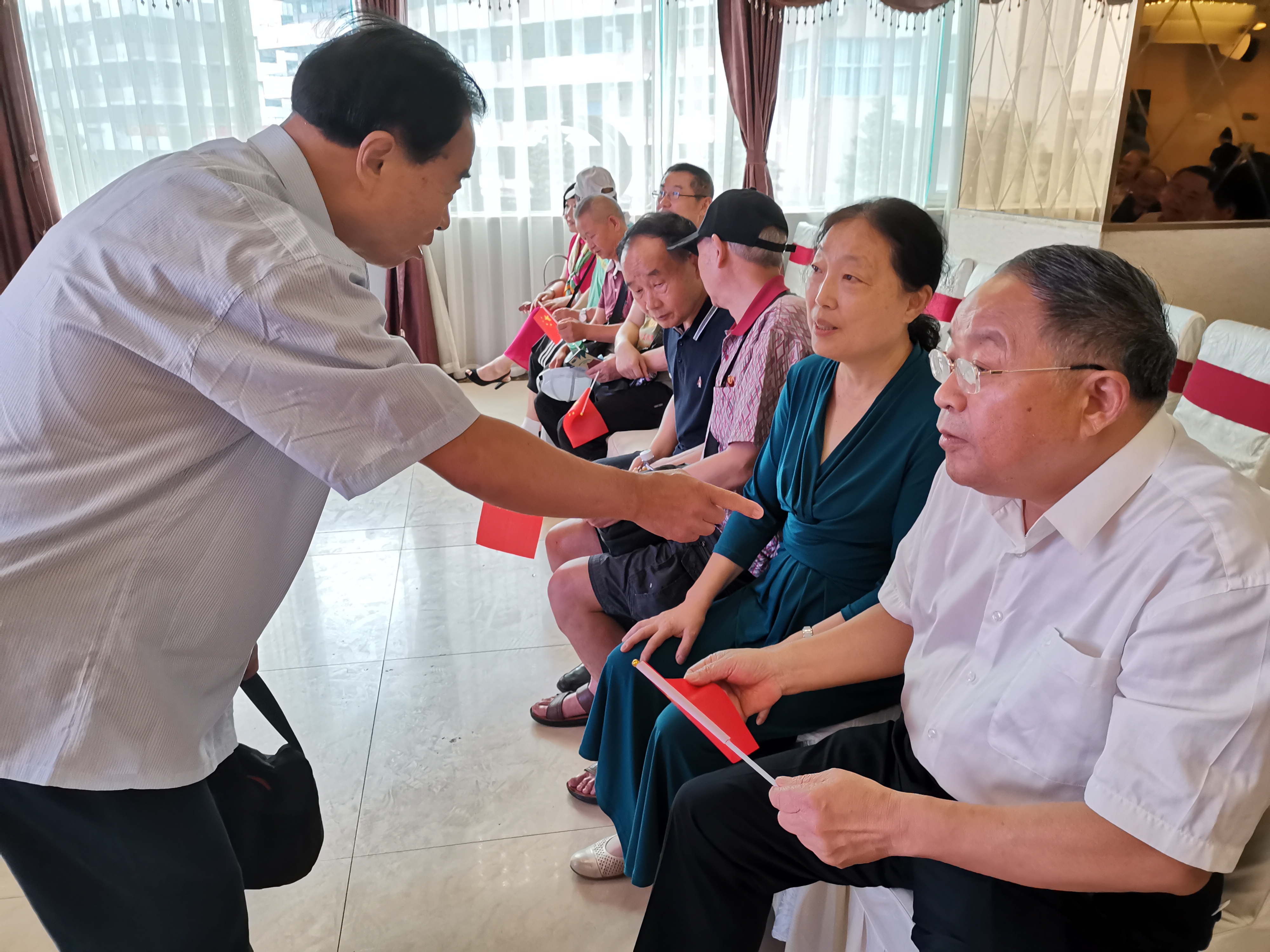 原铁道兵五师、六师在蓉部分战友庆“八一”联谊会场面好感人