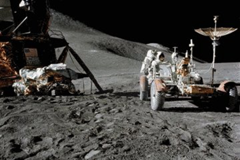 在50年前，美国宇航员丢在月球的纸尿布，如今急