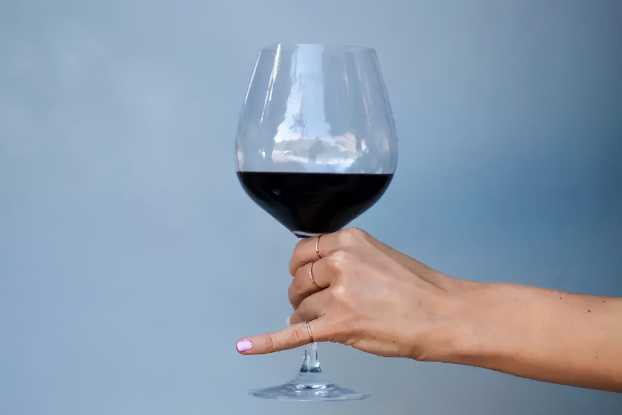 你握葡萄酒杯的方式，透露了你的层次