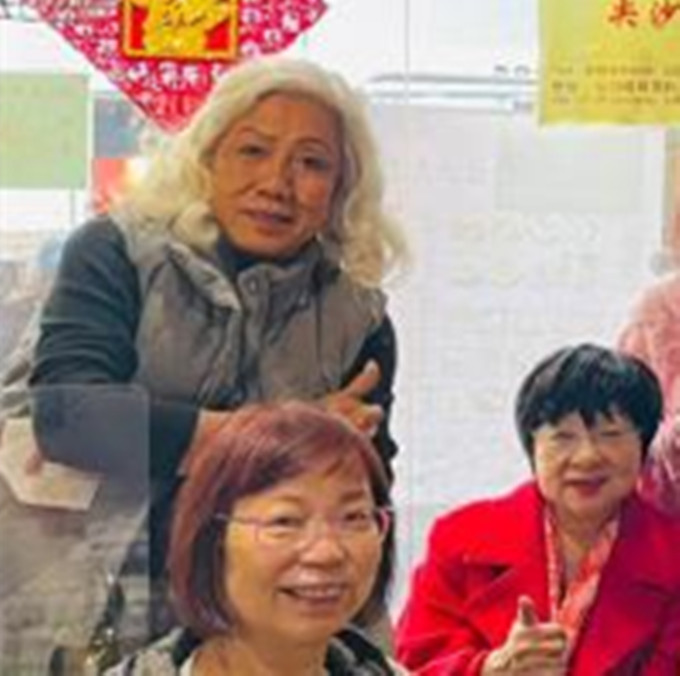 古天乐妈妈罕露面，获佘诗曼妈妈庆祝生日，打