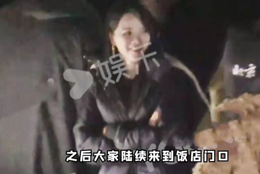杨坤酒吧庆生排场大，成龙深夜赶来被搀扶，冯小刚醉酒走路都摇晃
