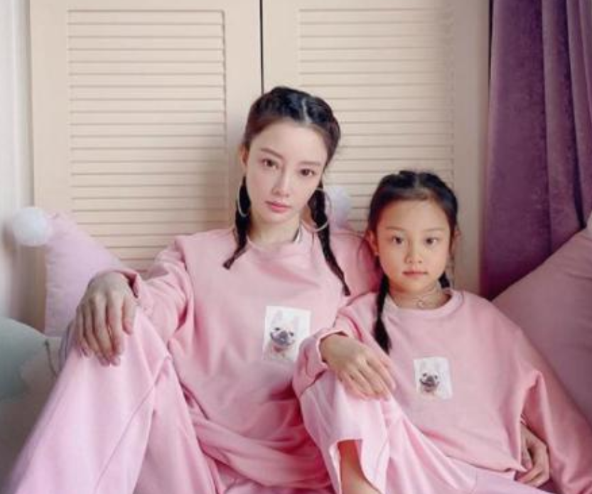 李小璐晒古风汉服照，未回应与贾乃亮复合传闻，网友：默认了？