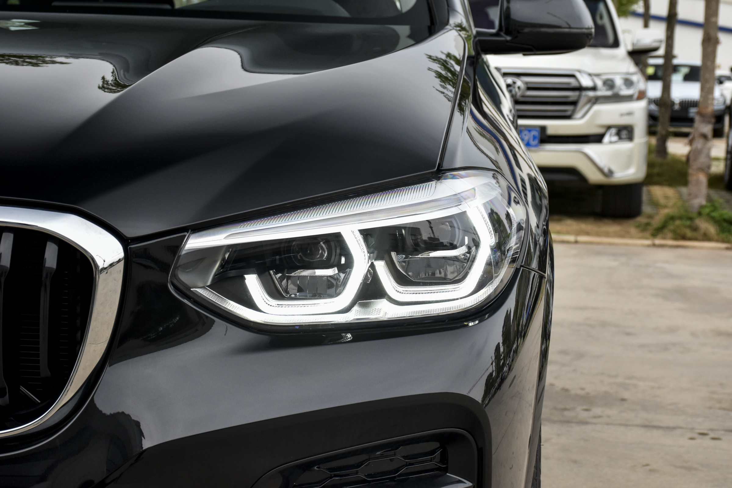 2021款宝马X3，252马力，6.8秒破百，油耗8.0L，开起来挺爽