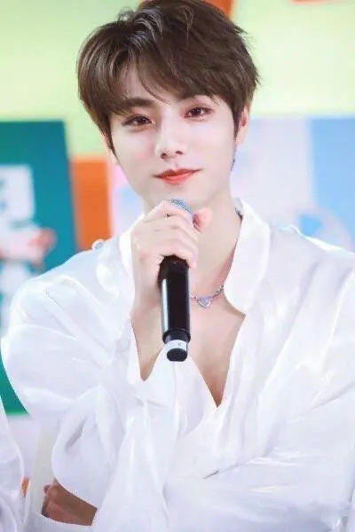 女星聊天记录曝光与多位男星有关系吴亦凡在列,喜欢叫对方爸爸