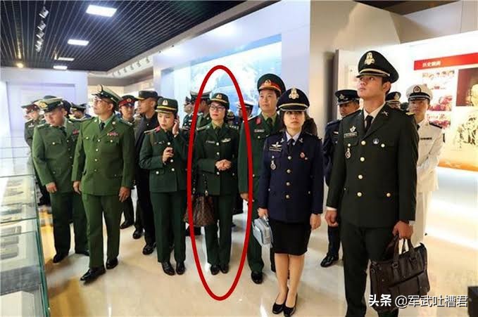 女军官手提LV包，海军自费采购基洛潜艇，越南为