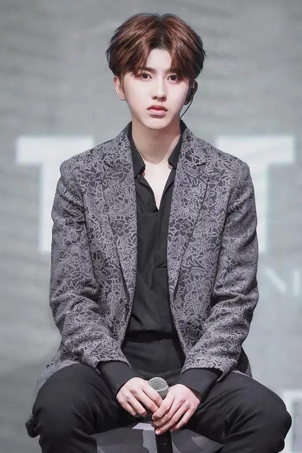 Cai Xukun [Hug me] set off a pink storm with a relaxed and bright ...