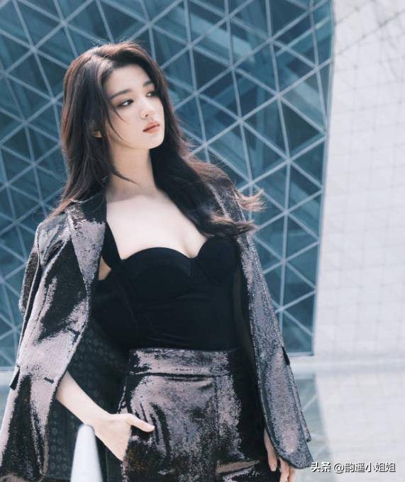 Wang Churan's fashion photo shows a graceful figure, and her white ...