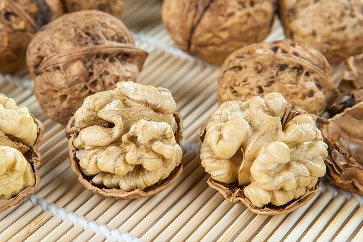 Are walnuts a source of triglycerides? Doctor Blood lipids are high