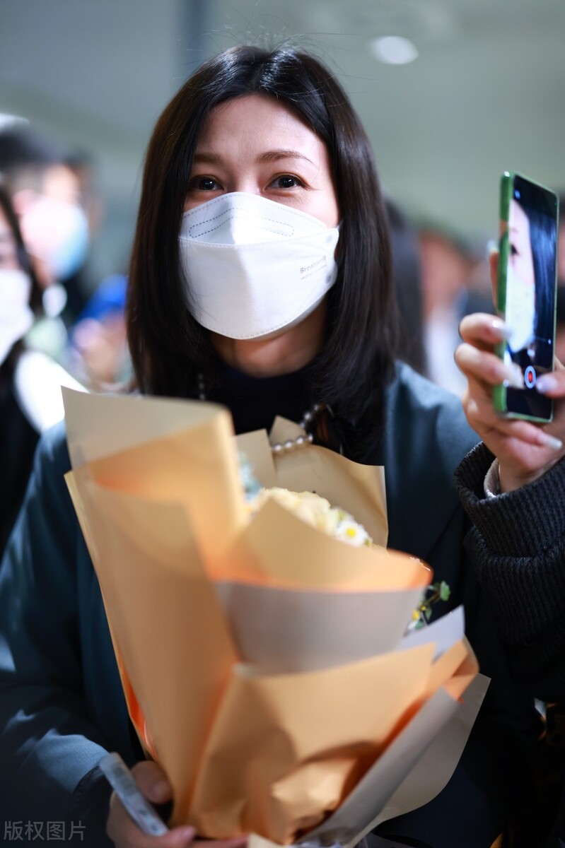Tong Lei appeared in Beijing Capital Airport in a gray coat - iMedia