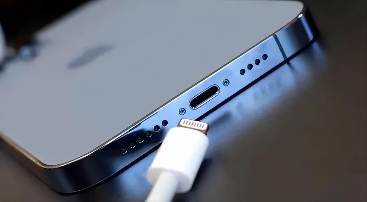 The iPhone 14 still uses a slow interface, and the charging and transfer speeds are still very