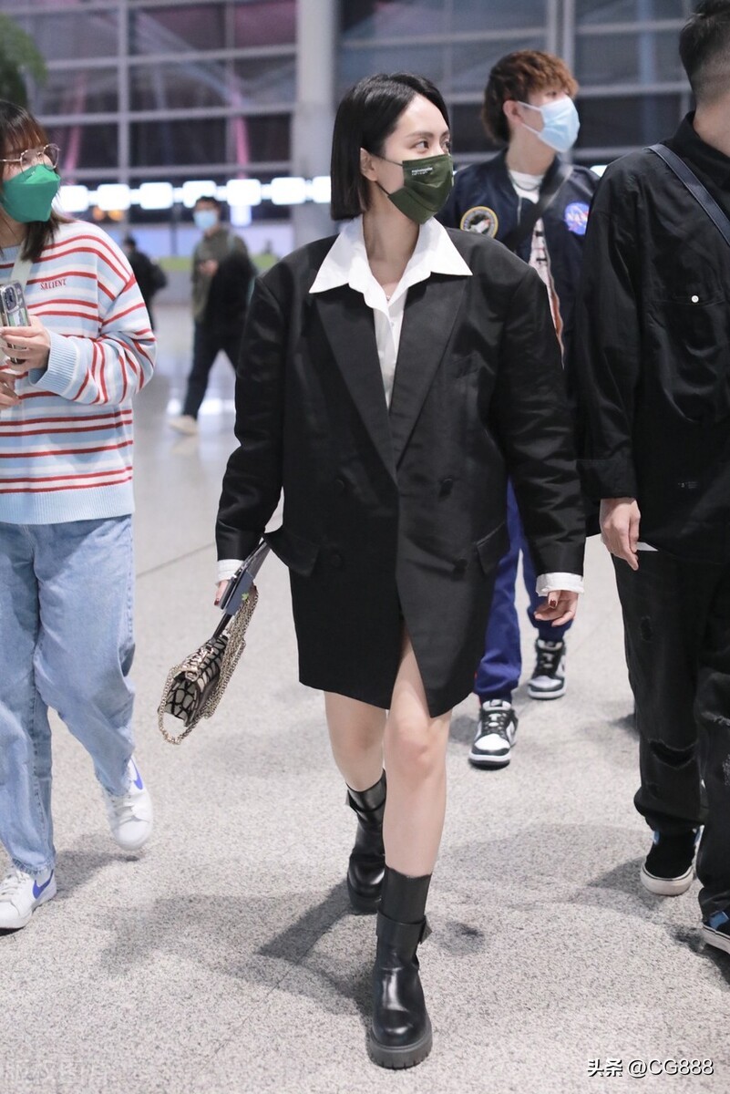 Celebrity Airport Photo On April 2, 2023, Liu Xijun appeared at ...