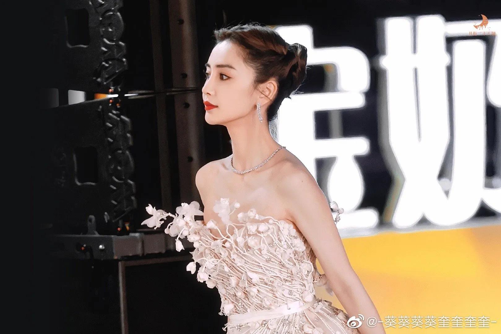 Yang Ying's Golden Rooster Award looks like a tulle to outline a ...