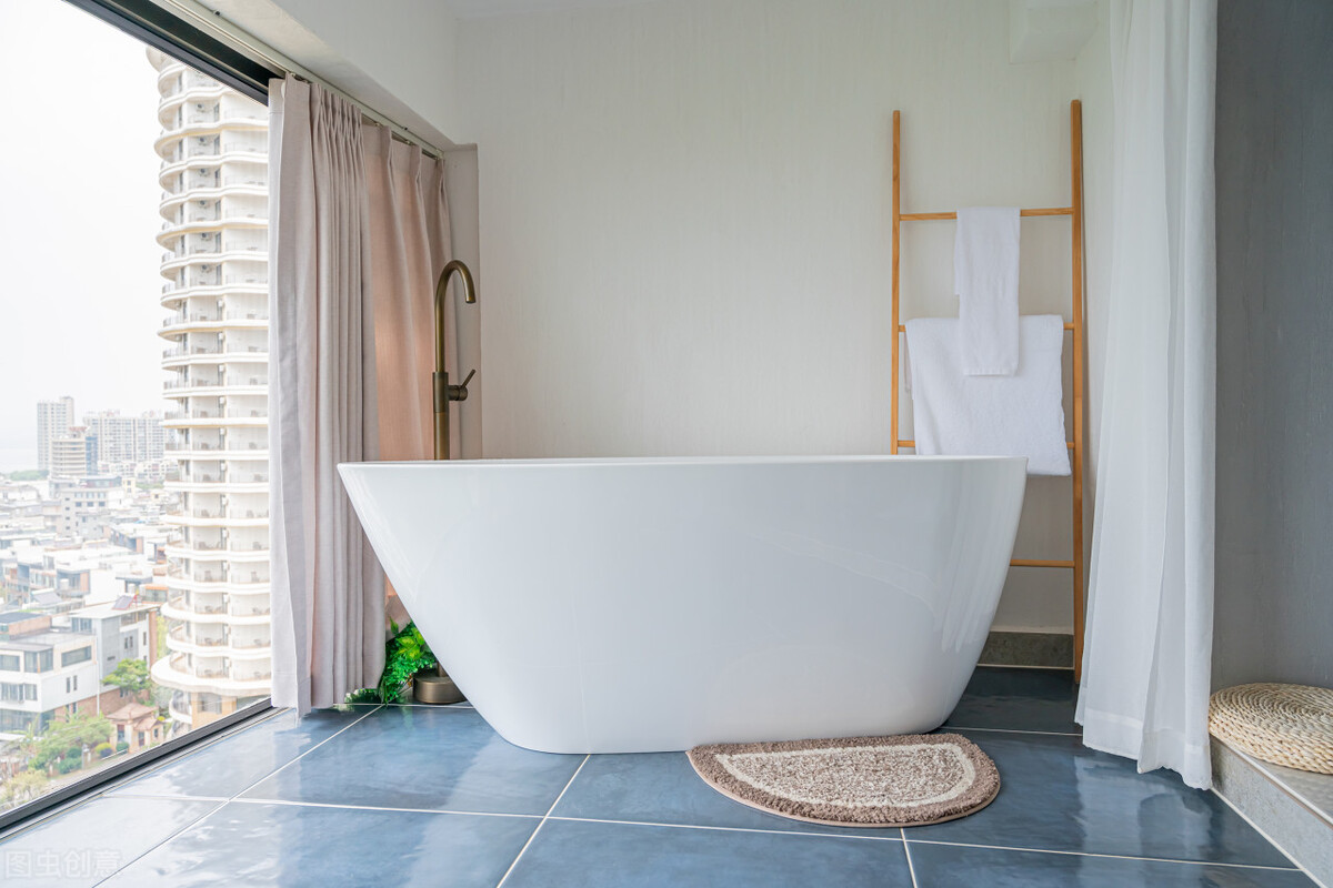 The bathtub, which was very popular in the past, is now "falling from