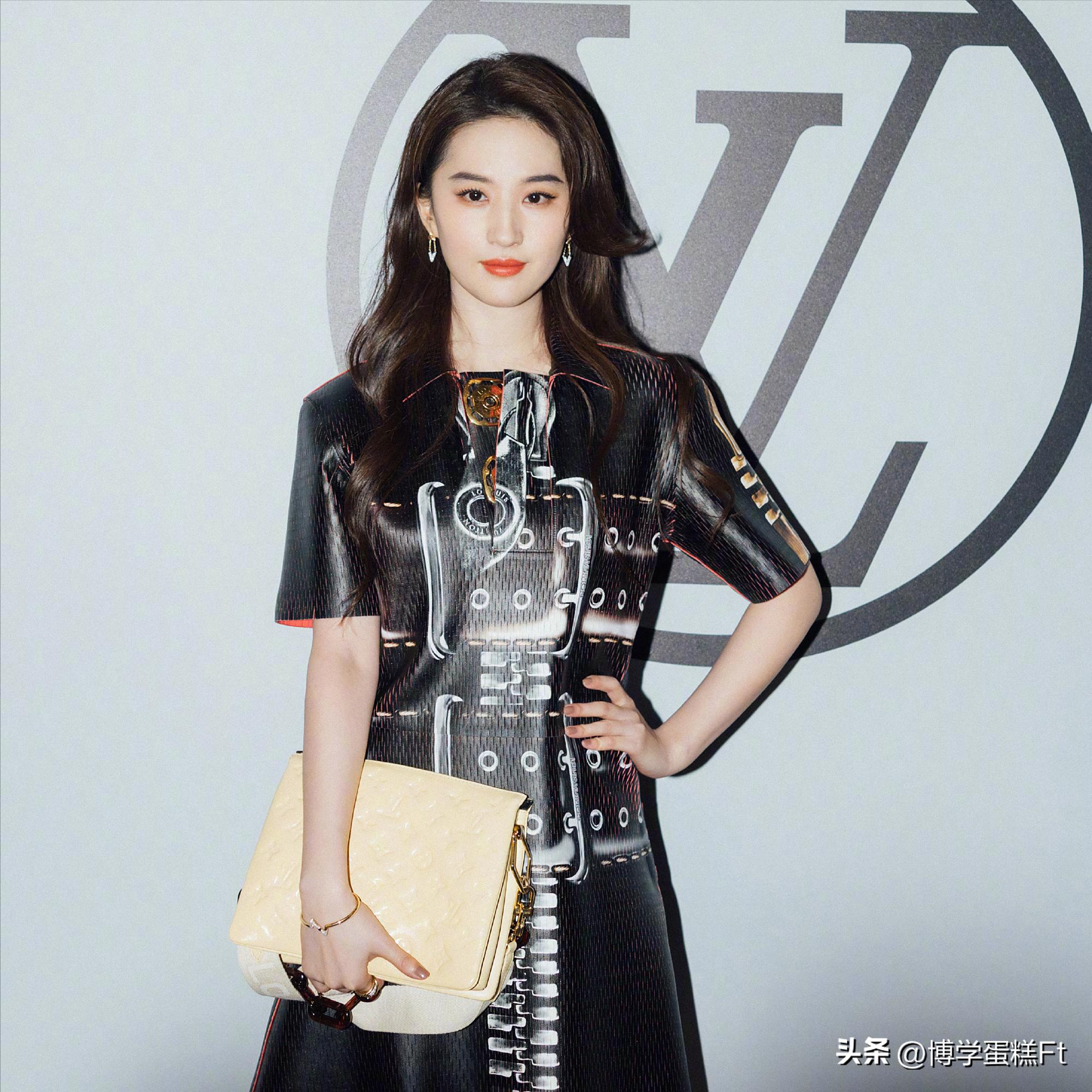 Liu Yifei crushes the stars at Paris Fashion Week, Zhou Dongyu may lose ...