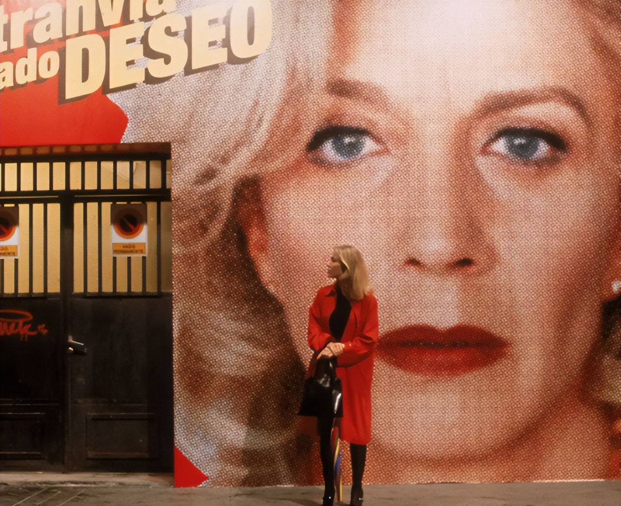 Why can the director reflect the social status of the characters