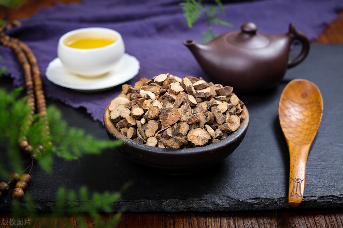 Chinese medicine heatclearing and bloodcooling medicine red peony