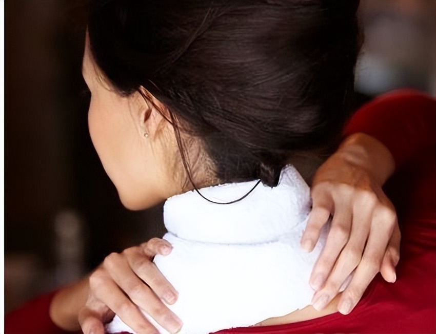 Should I use hot or cold compresses when I have pain in my waist, legs