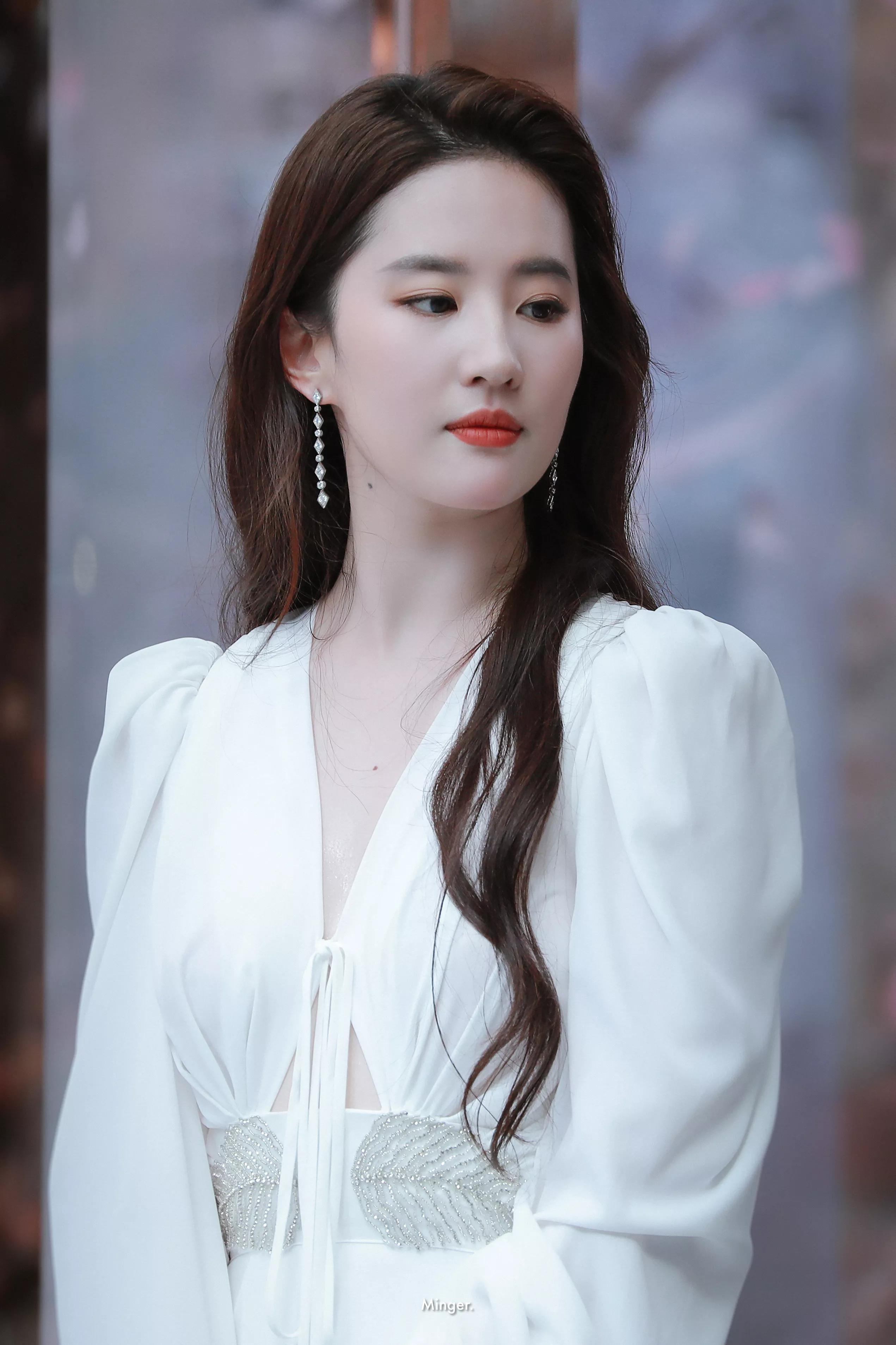 Liu Yifei's photo, in a white dress, her skin is as creamy and ...