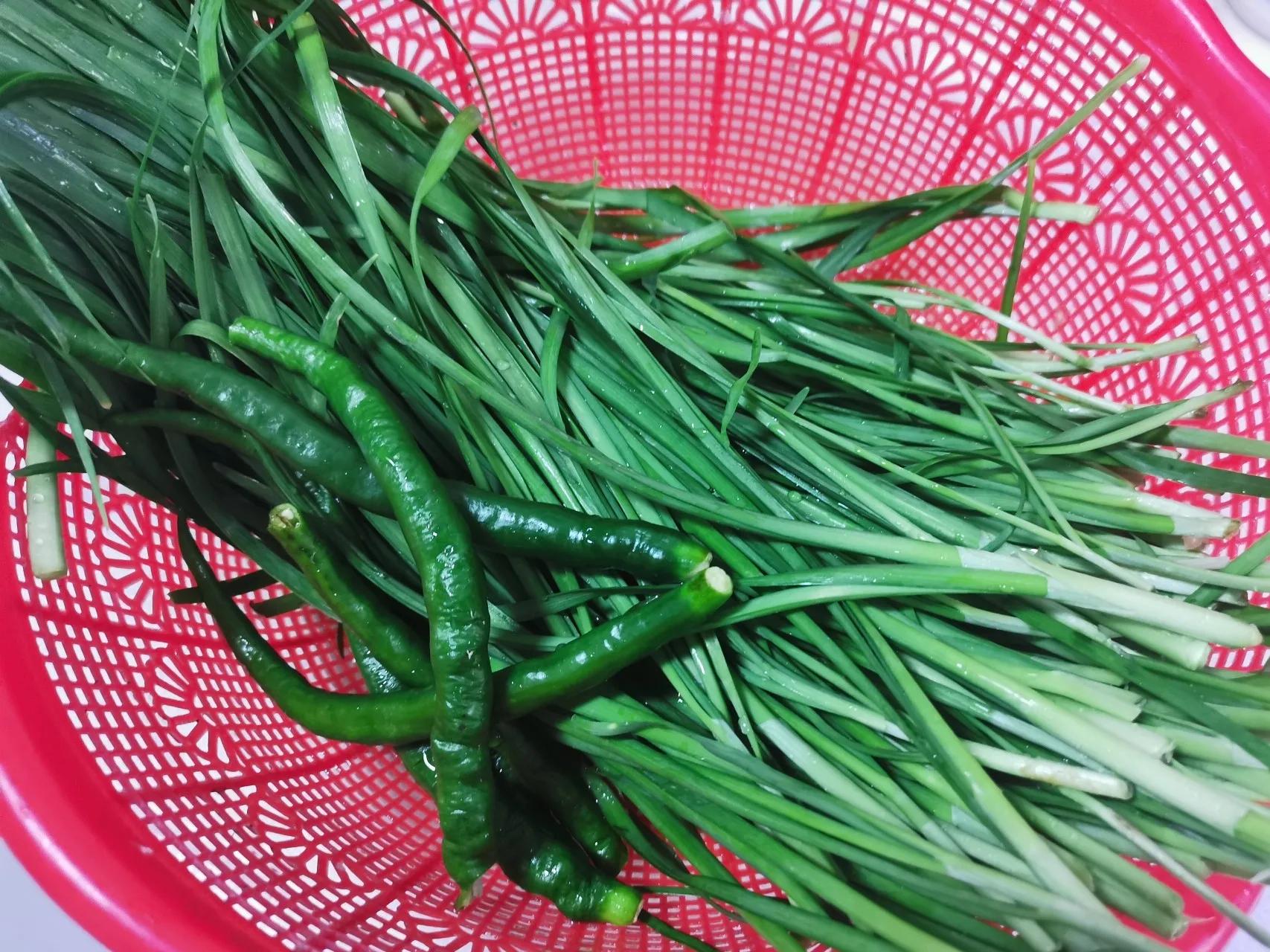 When frying river mussels, you can't fry them directly in the pot. Do